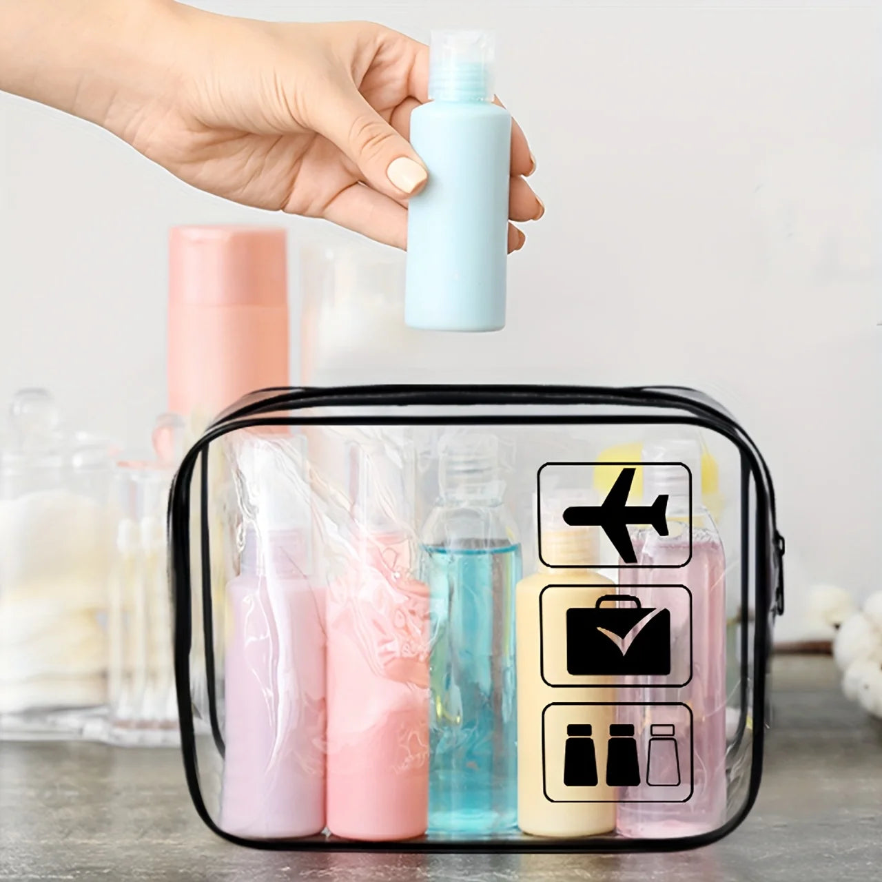 trousse de toilette et avion